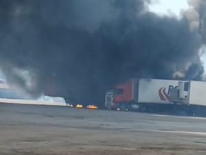 URGENTE: Incêndio de grandes proporções atinge carretas no pátio do Posto Miriam, na Rodovia dos Imigrantes em Várzea Grande