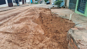 Prefeitura de Várzea Grande realiza ação emergencial para conter vazamento e recuperar via no Jardim Alá