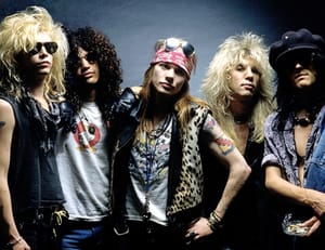 “ROCK NO CALOR DA SELVA: GUNS N’ ROSES ARRASA CUIABÁ E ROTINA DE 40 MIL É ABALADA”