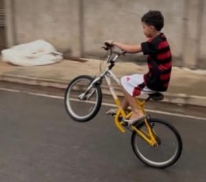 SCHOOL AND FRIENDS MOURN THE DEATH OF DAVI, 10-YEAR-OLD BOY KILLED BY KITE STRING COATED WITH GLASS IN VÁRZEA GRANDE