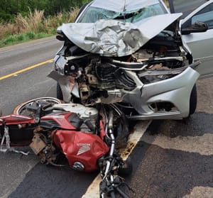AGORA: Motociclista morre em colisão frontal após entrada de Nossa Senhora do Livramento