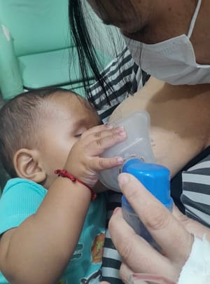 MÃE AMAMENTANDO VIVE HUMILHAÇÃO À ESPERA DE CIRURGIA URGENTE, MESMO COM LIMINAR