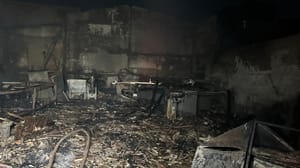 Barracão de marcenaria é destruído por incêndio no bairro Morada do Ouro, em Cuiabá