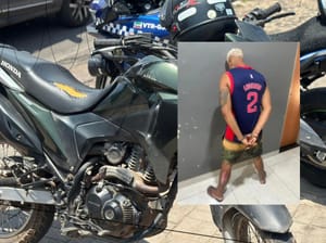 Foi brincar na frente da viatura… mas esqueceu que estava de moto roubada