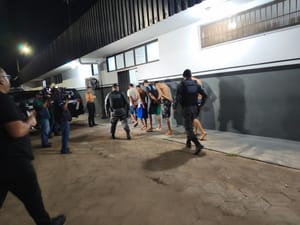 Três maiores presos e dois menores apreendidos com drogas na região do São Benedito em VG