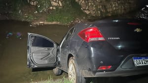 Motorista perde controle e carro cai em córrego no bairro São Matheus, em Cuiabá