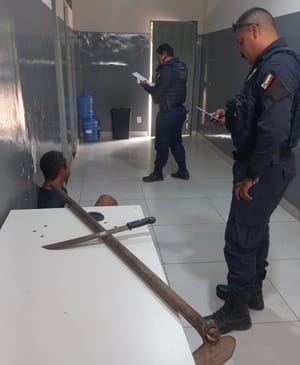 TERROR NO TERMINAL: Homem com mais de 15 passagens avança com facão contra guarda municipal