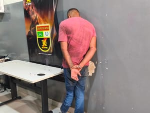 URGENTE: neste momento suspeito é preso em flagrante após roubo a farmácia durante fuga em Várzea Grande