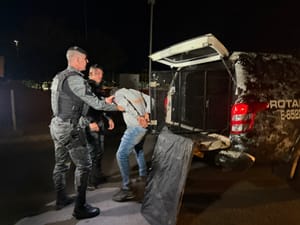 Roubo com reféns termina em perseguição, batida e prisão em Cuiabá