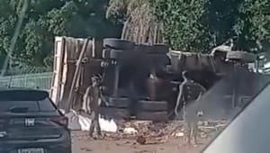 Caminhão desgovernado atinge muro do 9º BEC e tomba na Avenida Fernando Corrêa, em Cuiabá