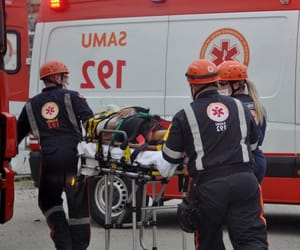 Acidente na Avenida da FEB deixa motociclista ferido após mal súbito em Várzea Grande