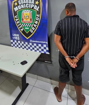 Suspeito desafia Guarda Municipal, faz comentários sexuais e termina algemado em evento público