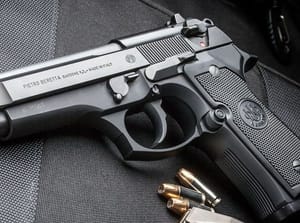 Ataque a tiros dentro de residência deixa duas pessoas feridas em Cáceres