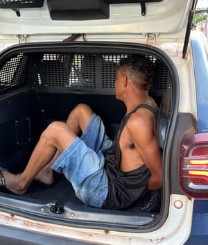 Foragido da Justiça tenta se esconder ao ver viatura e acaba preso em bairro de Várzea Grande