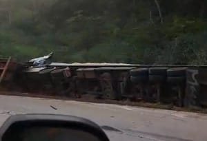 Tombamento de três carretas é registrado na descida da Serra de São Vicente, em direção a Cuiabá