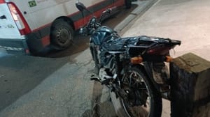 Motociclista fica ferido após acidente na Rua Brasil, no bairro Aurília Curvo, região do Parque do Lago, na noite deste sábado