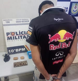 TRÁFICO NO BAR! SUSPEITO TENTA FUGIR, ARREMESSA DROGA E ACABA PRESO EM CUIABÁ