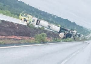 Carreta-tanque tomba na BR-163 e interdita rodovia por quase três horas em Nova Mutum