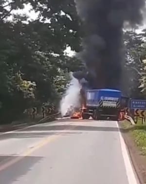 Tragédia na BR-364: motorista morre carbonizado após colisão entre três carretas
