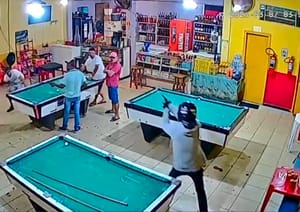 Homem é morto a tiros dentro de bar e  mulher fica ferida