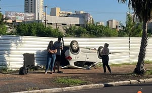 ACIDENTE GRAVE NA PRAINHA! CARRO TOMBA E MULHER FICA FERIDA EM CUIABÁ