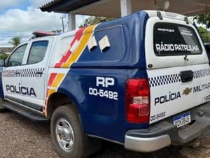 Jovem fica ferido após ser atacado com martelada na cabeça