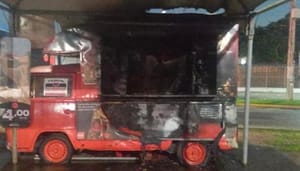 Barraca de lanches é destruída por incêndio em frente ao Terminal André Maggi, em Várzea Grande