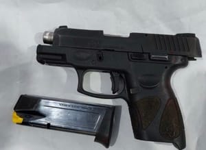 Mulher morre após se atingir sem querer com arma de fogo na virilha após se mover de mal jeito;Arma estava na cintura