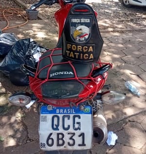 🚨 Força Tática desarticula ponto de tráfico, apreende grande quantidade de droga e recupera moto roubada em Cuiabá