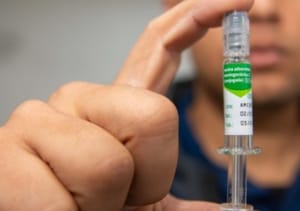 VACINA FORA DO SUS! Governo barra imunização contra meningite B e revolta pais