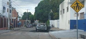 CARRO É DESTRUÍDO POR INCÊNDIO EM FRENTE A ESCOLA EM VÁRZEA GRANDE